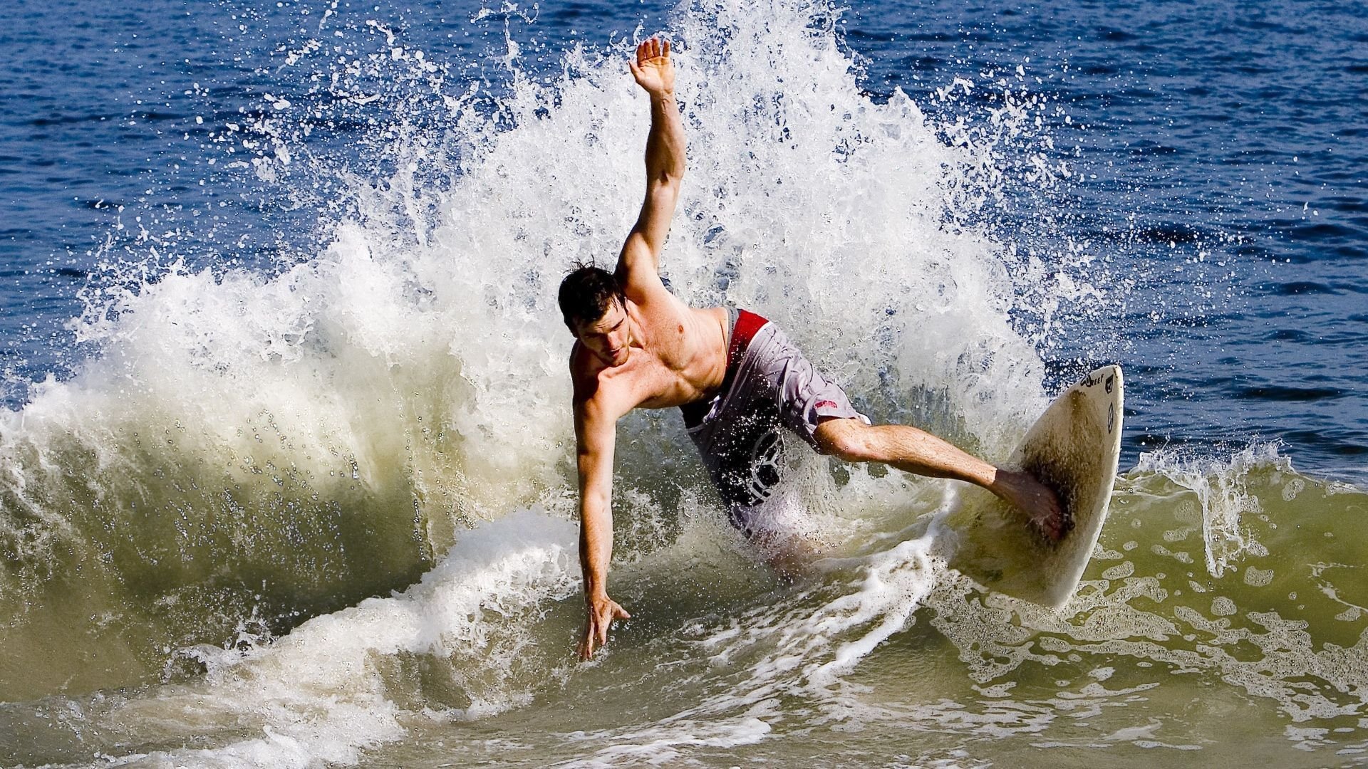切尔西中后场紧逼有效限制对手发挥，切尔西中场球员