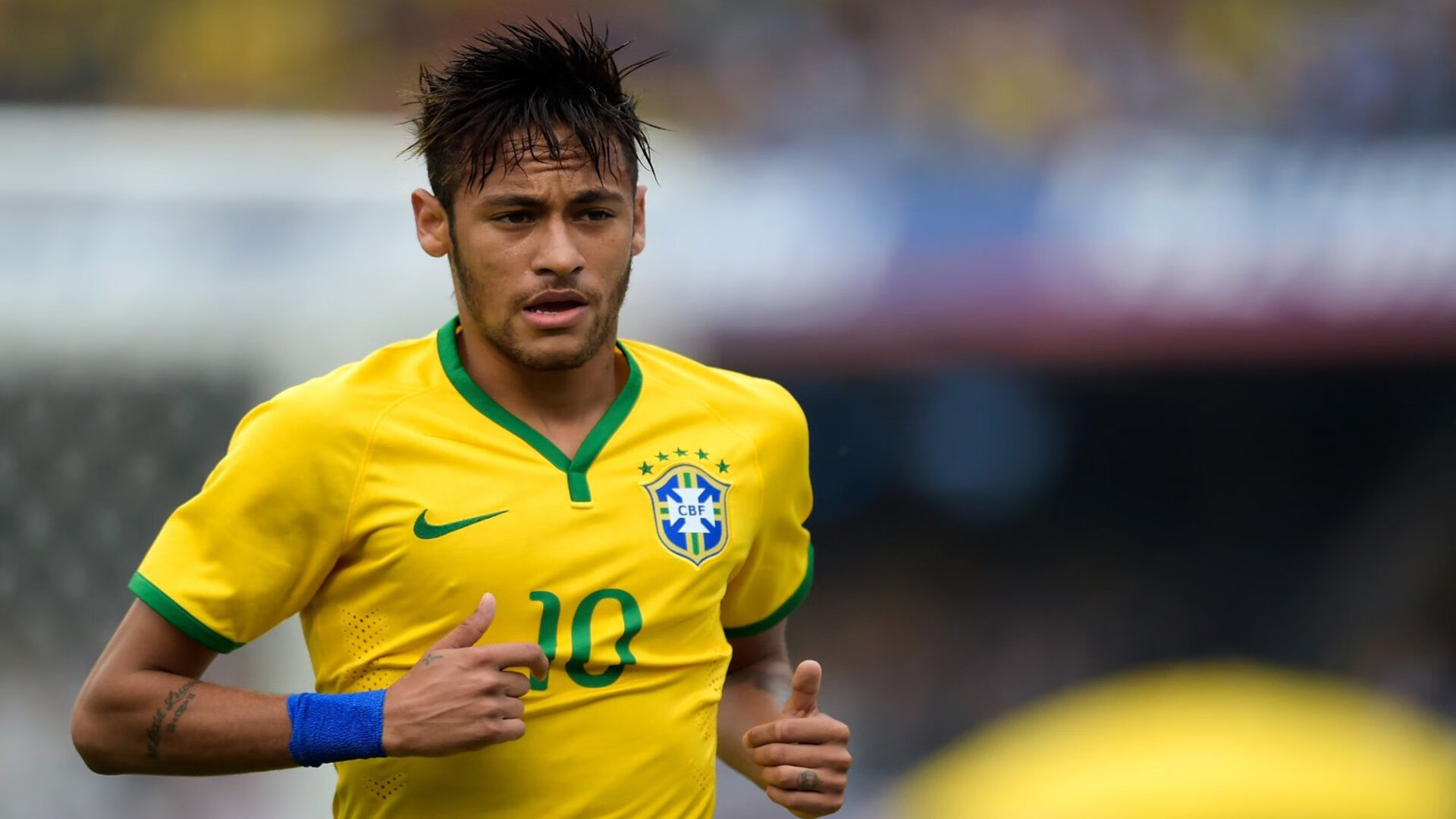 曼城压迫式打法再次主导整场节奏，曼城压哨夺冠